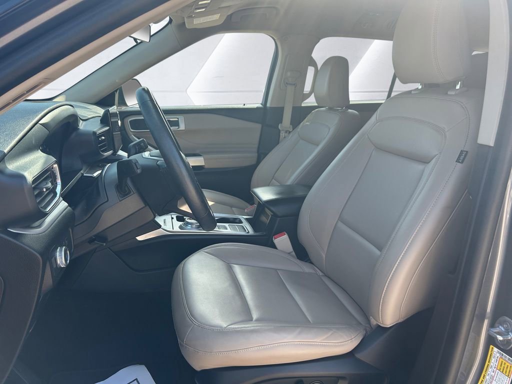 Used 2022 Ford Explorer XLT w/ Equipment Group 202A image 7