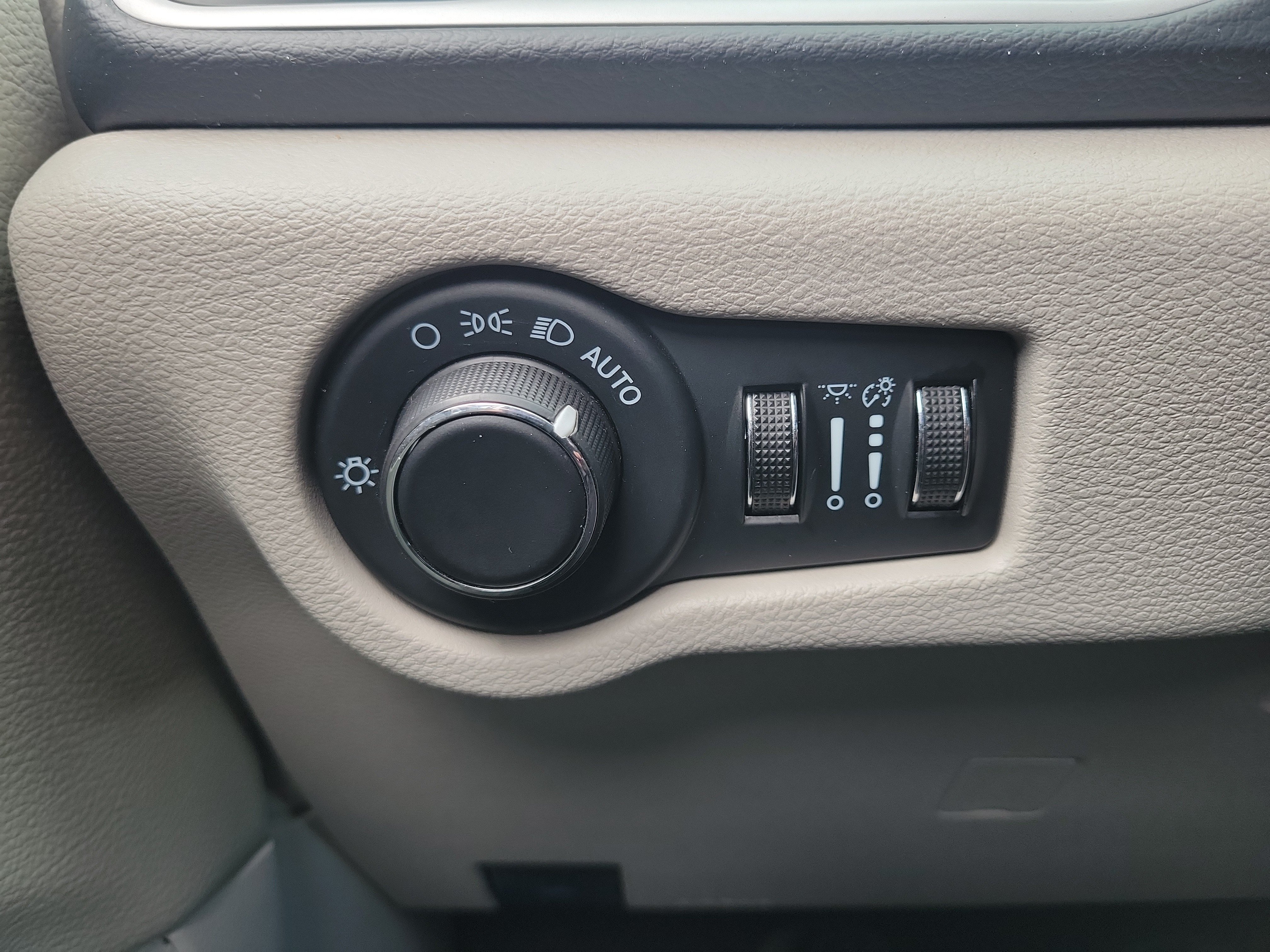 Used 2023 Chrysler Voyager LX FWD image 29