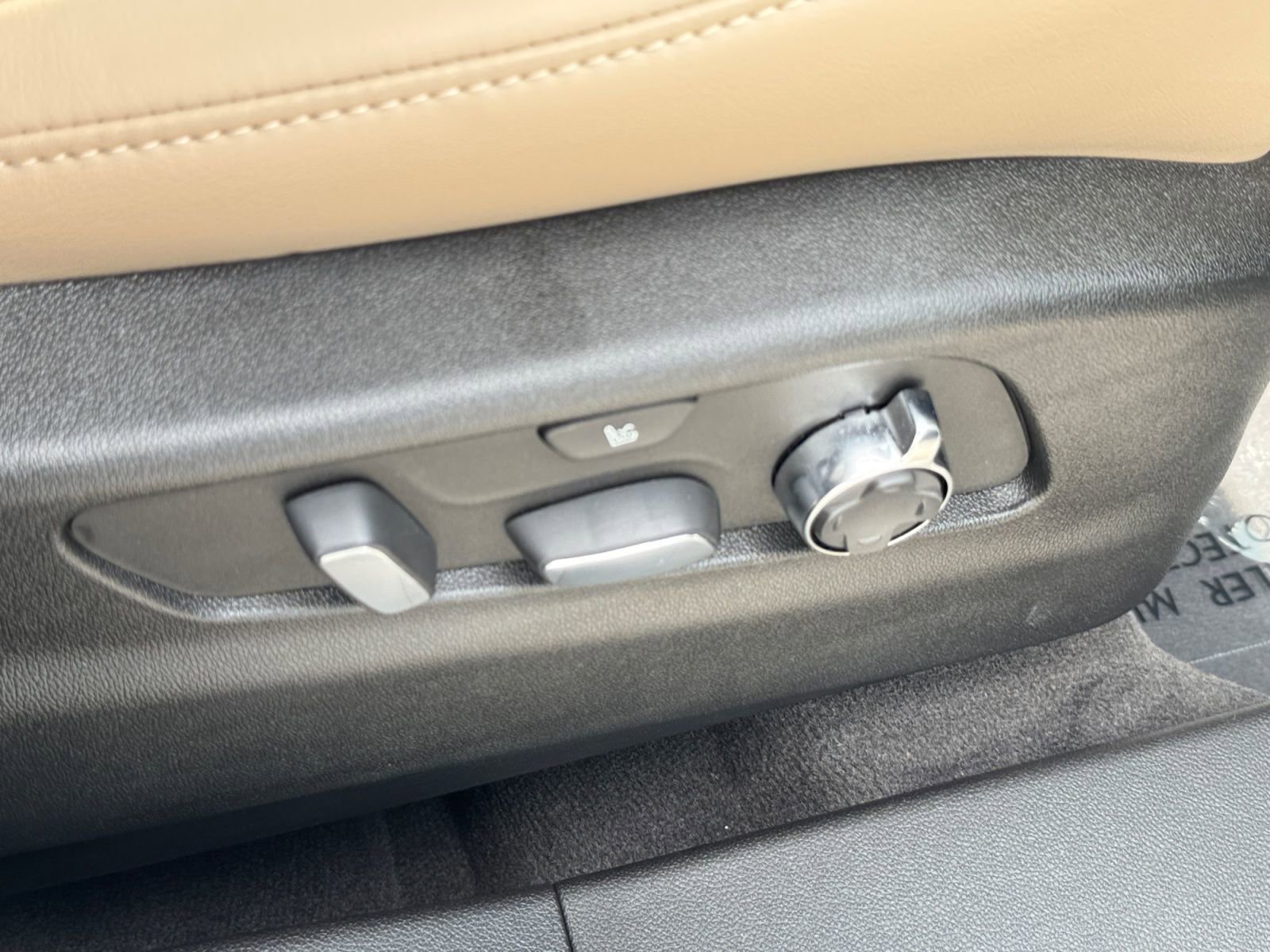 Used 2024 Cadillac XT4 Premium Luxury AWD/4WD image 12