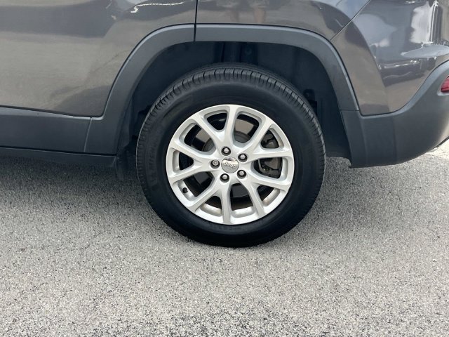 Used 2016 Jeep Cherokee Latitude FWD image 14