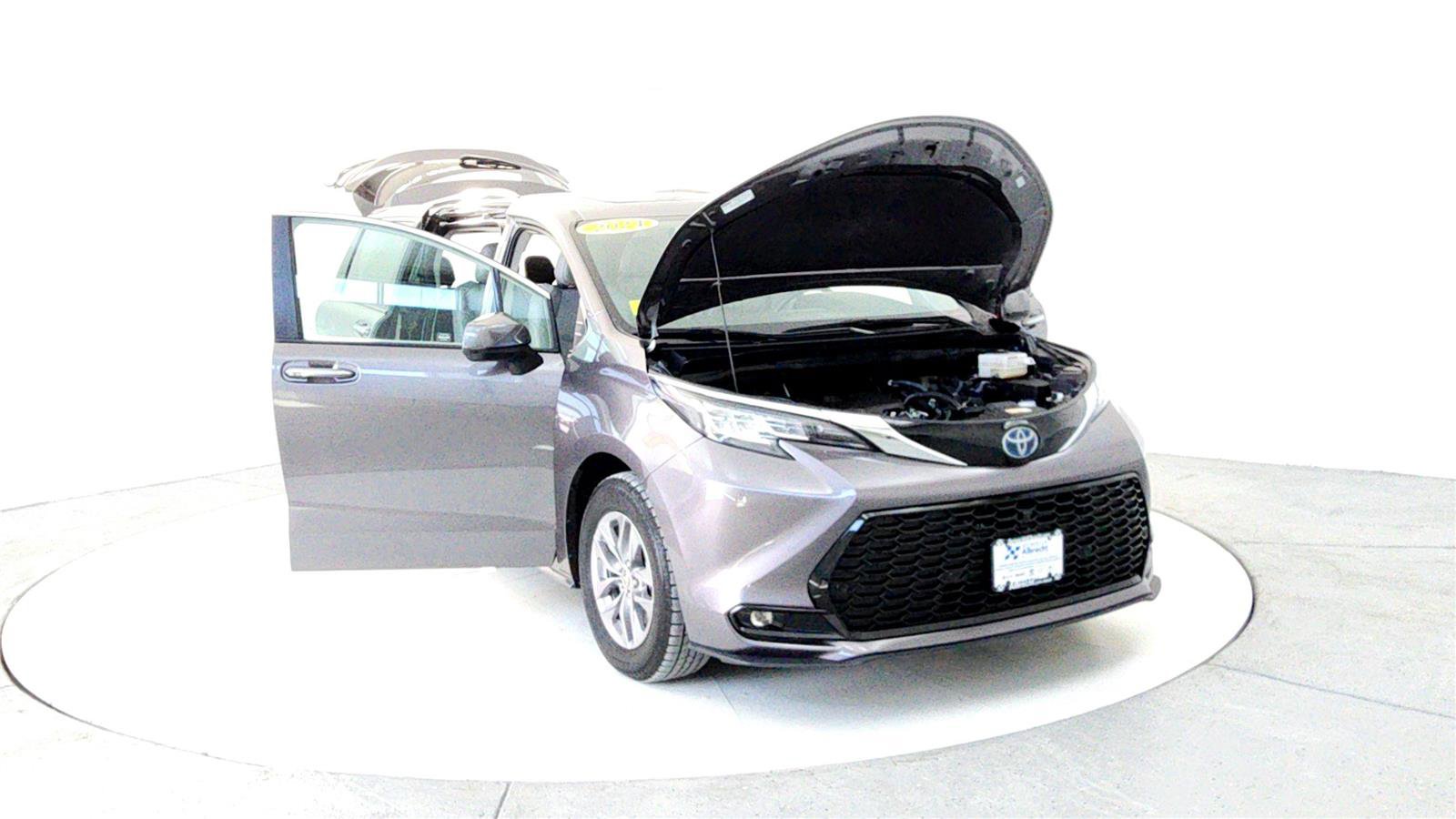 Certified 2024 Toyota Sienna XLE image 9