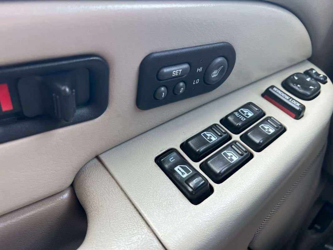 Used 2001 Chevrolet Tahoe LT w/ LT Preferred Equipment Group AWD/4WD image 17