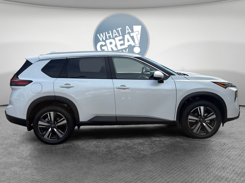 Used 2025 Nissan Rogue SL FWD image 2