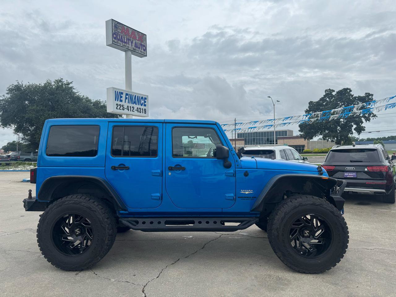 Used 2015 Jeep Wrangler Unlimited Sahara w/ Connectivity Group AWD/4WD image 22