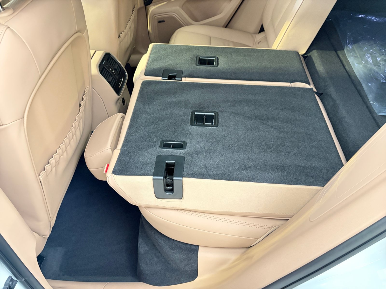 Certified 2026 Porsche Macan AWD/4WD image 34