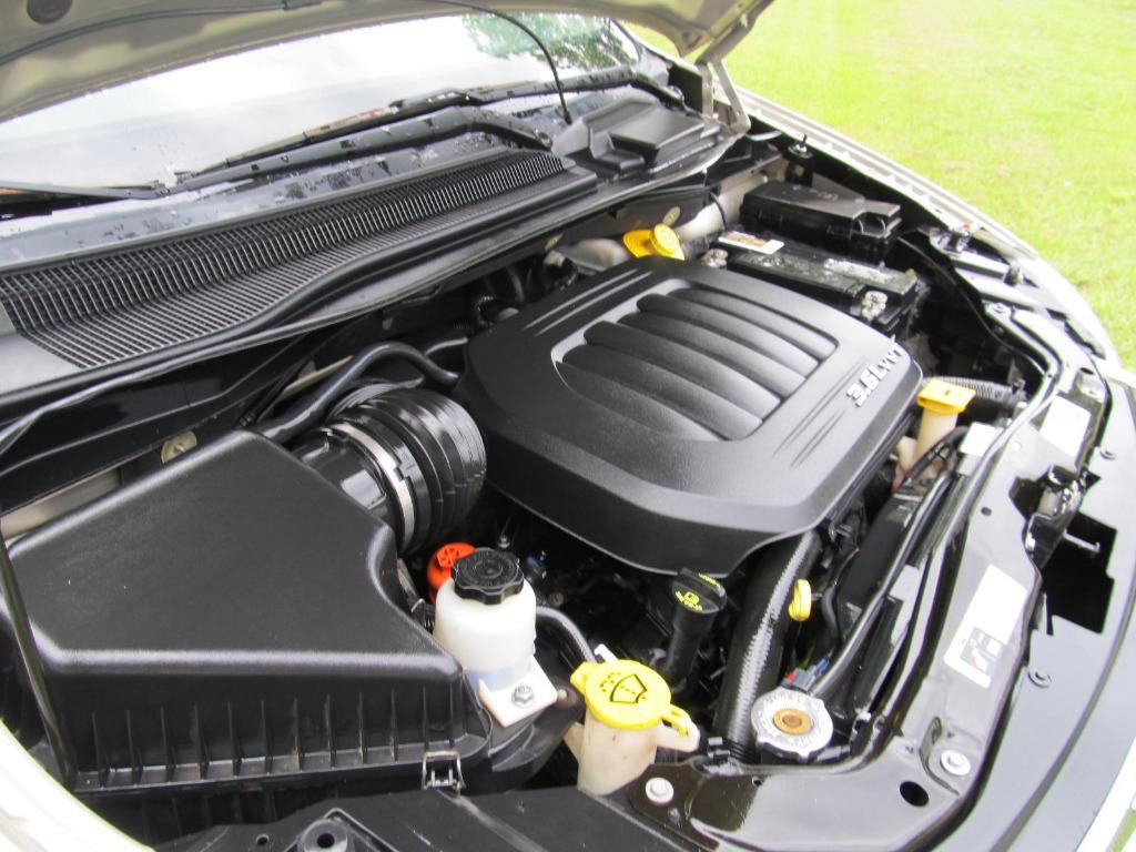 Used 2016 Chrysler Town & Country Touring-L image 45