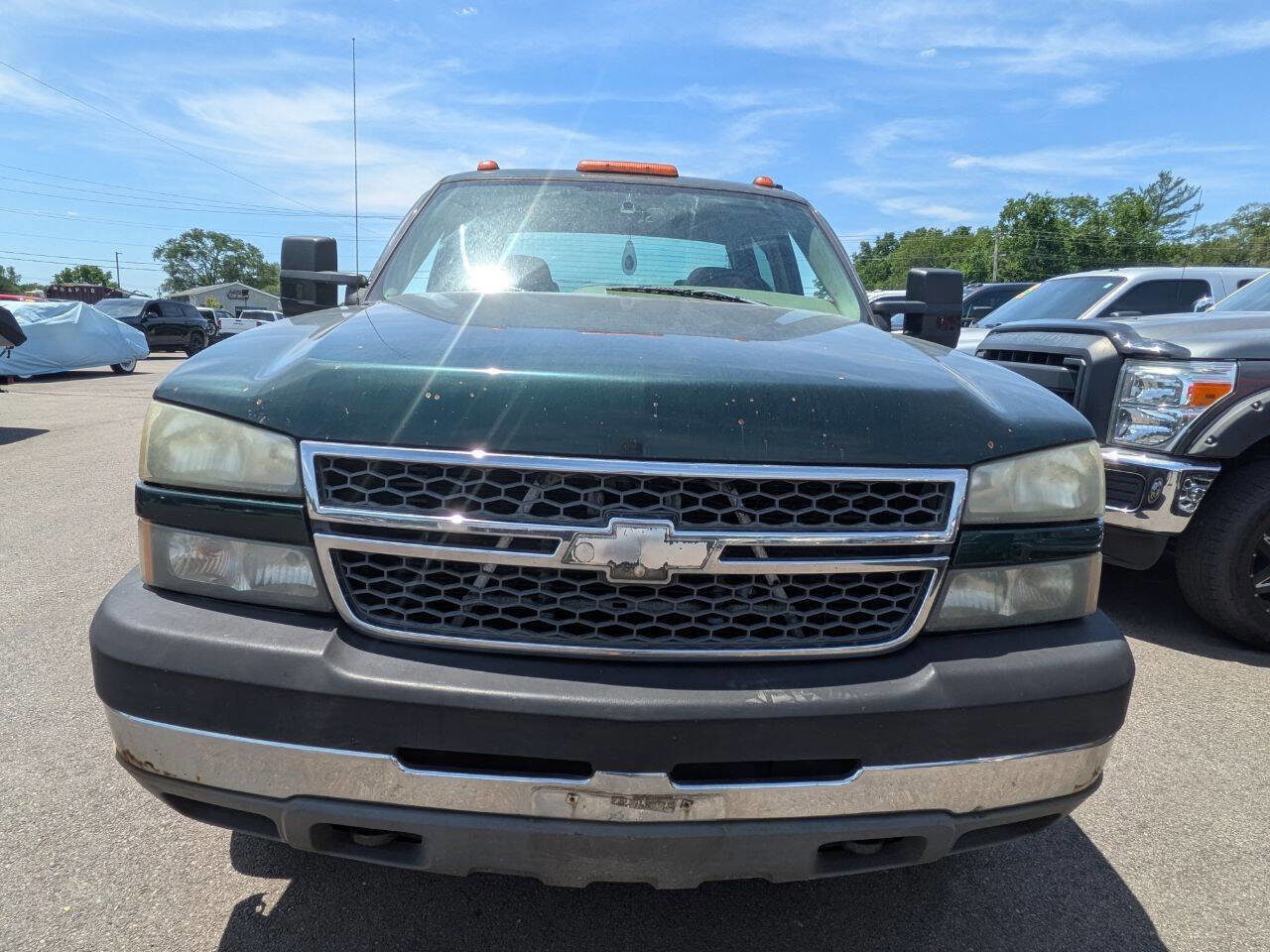 Used 2005 Chevrolet Silverado 3500 LS w/ Heavy-Duty Power Package AWD/4WD image 2