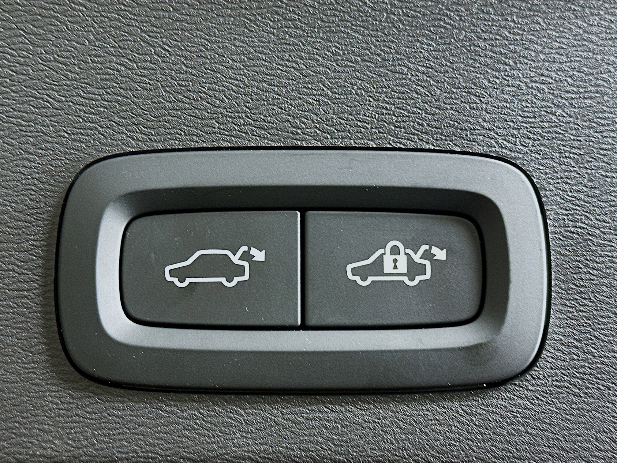 Used 2025 Volvo XC40 B5 Core image 29