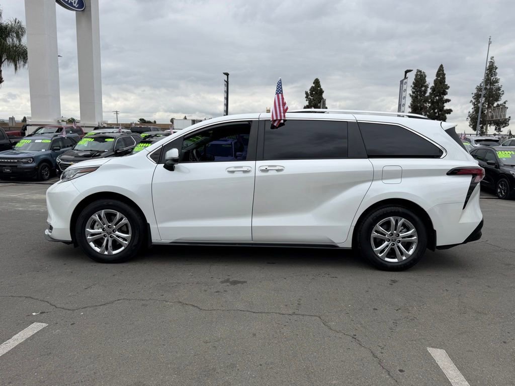Used 2024 Toyota Sienna Limited FWD image 8