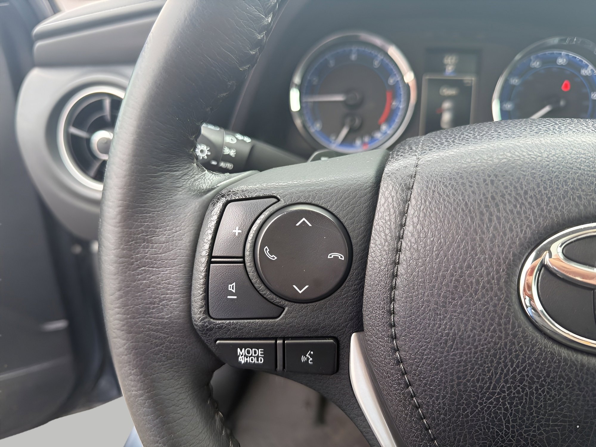 Used 2018 Toyota Corolla SE w/ SE Premium Package image 14