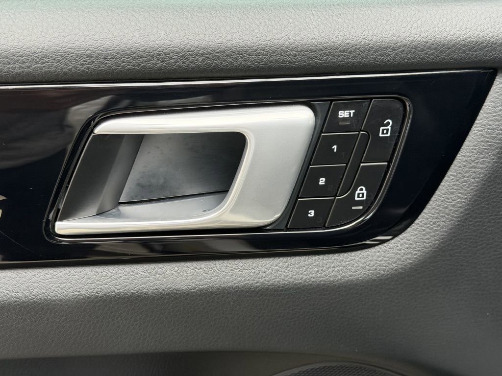 Used 2022 Porsche Cayenne Coupe image 21