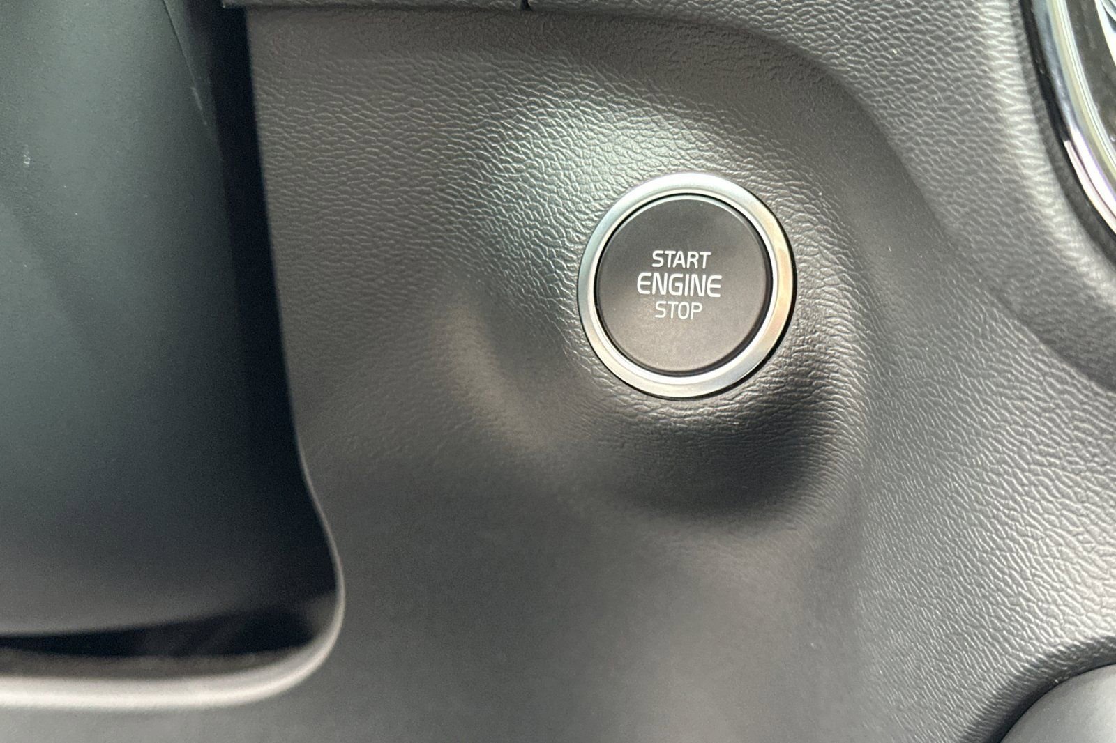 Used 2025 Volvo XC40 B5 Plus image 22