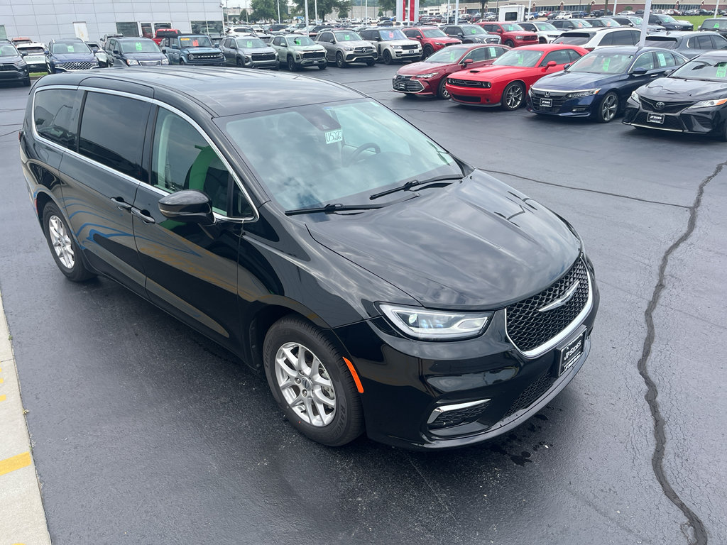 Used 2024 Chrysler Pacifica Touring-L FWD image 5