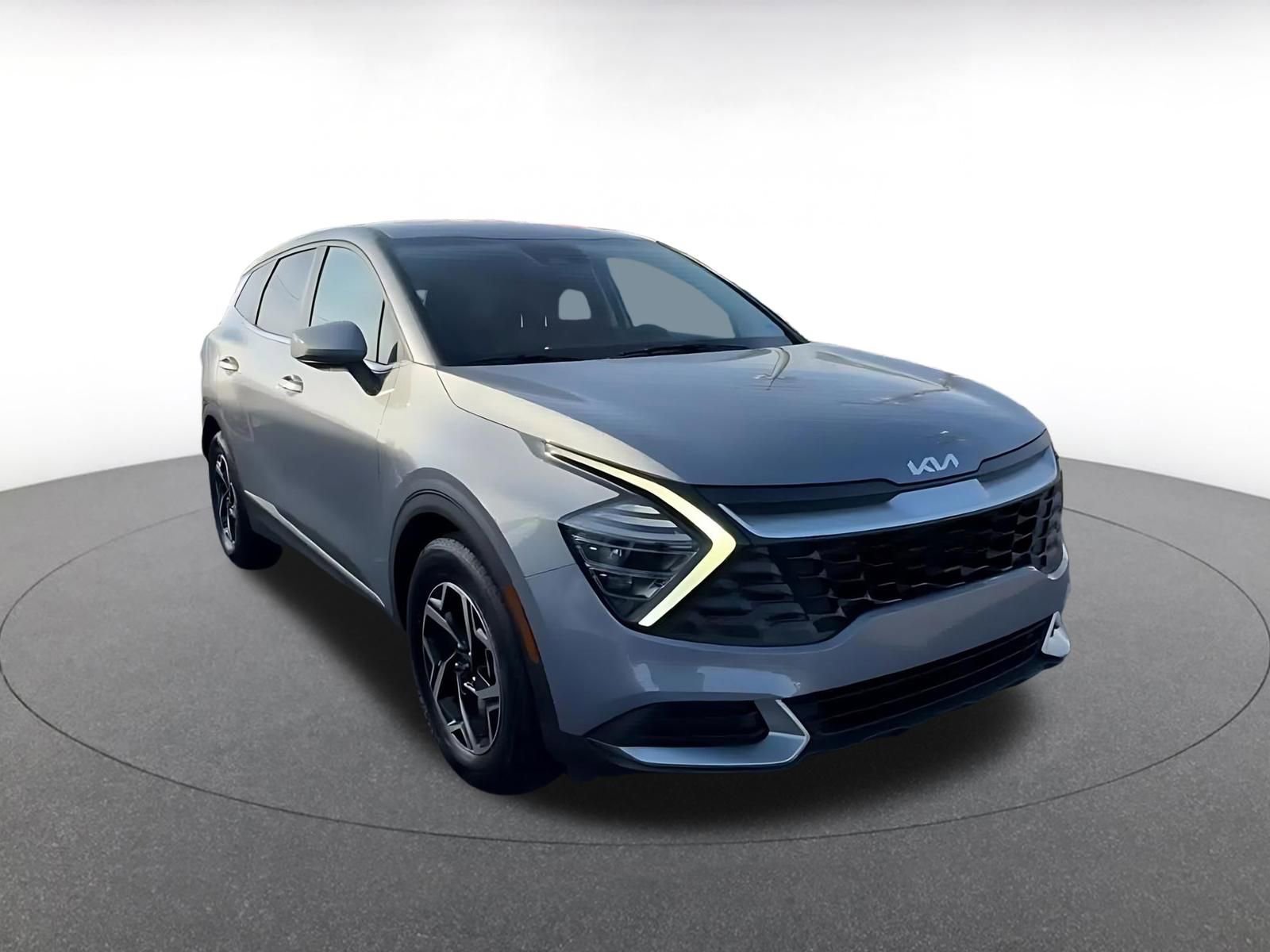 Used 2025 Kia Sportage LX image 3