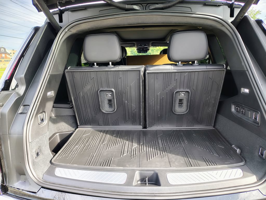New 2027 Cadillac Vistiq Premium Luxury w/ LPO, Floor Liner Package AWD/4WD image 16