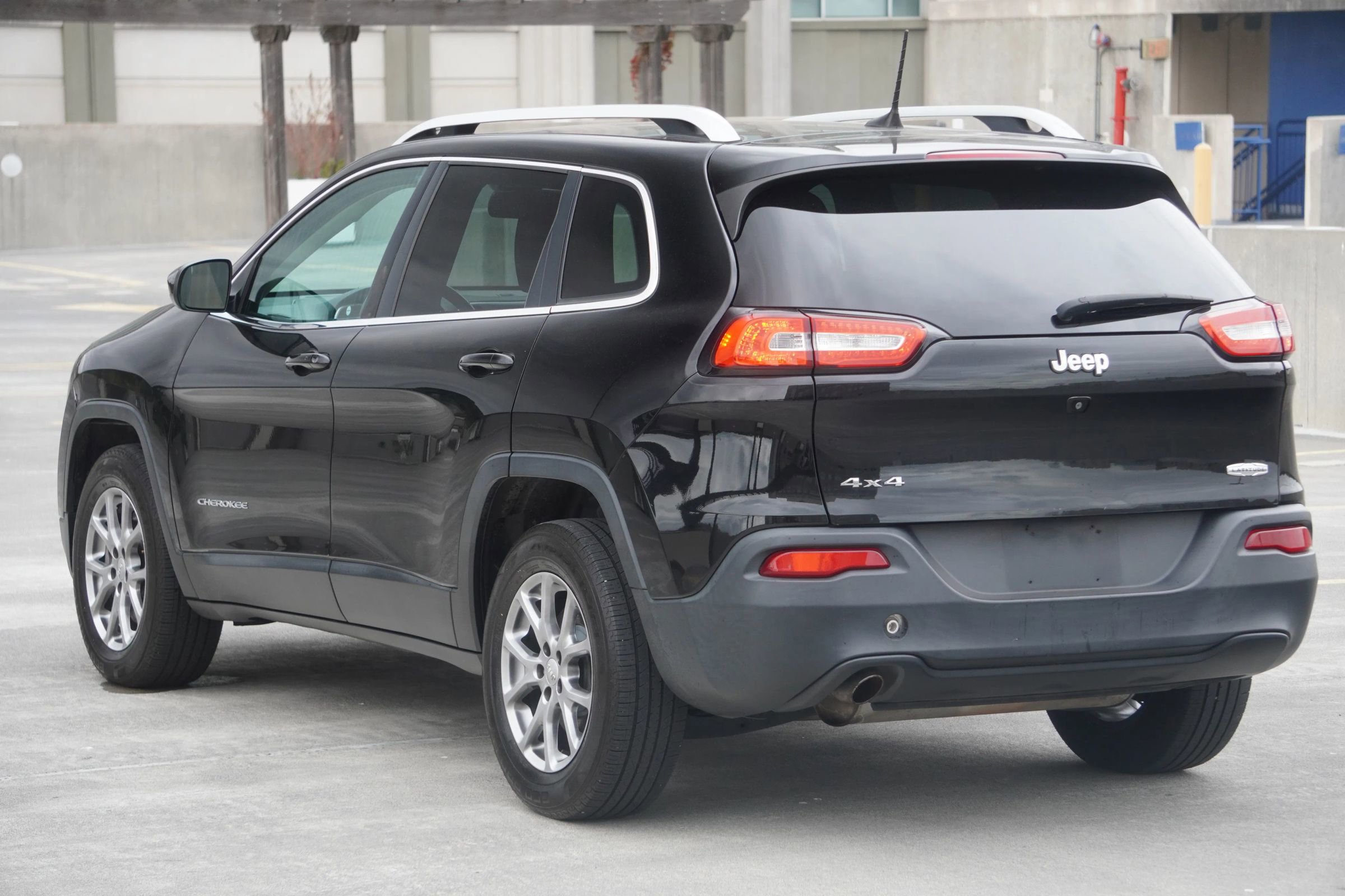 Used 2018 Jeep Cherokee Latitude Plus w/ Cold Weather Group image 34