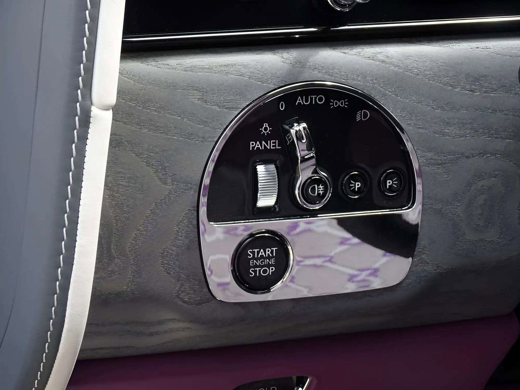 New 2025 Rolls-Royce Cullinan image 26
