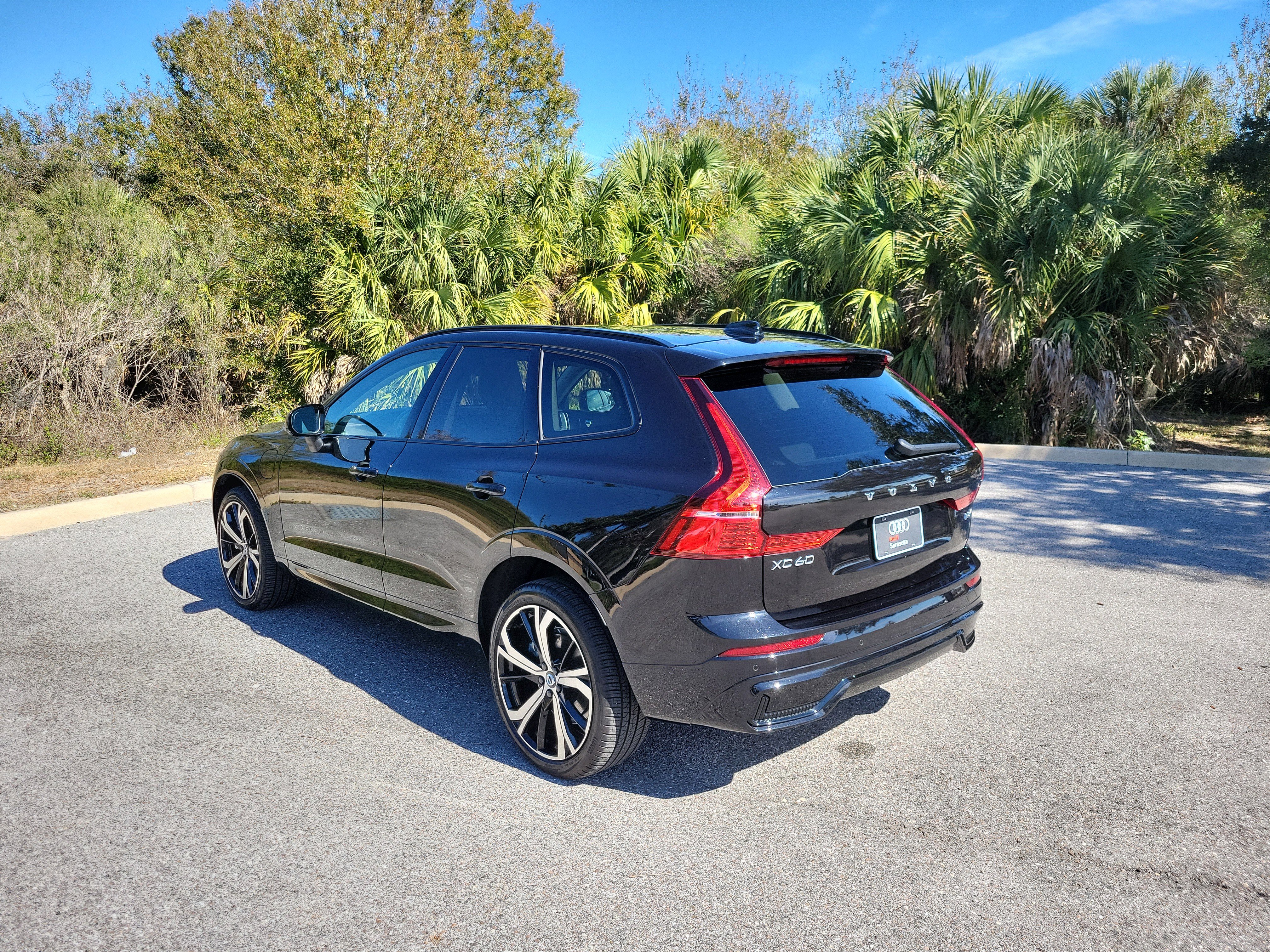 Used 2025 Volvo XC60 T8 Ultra w/ Climate Package image 7
