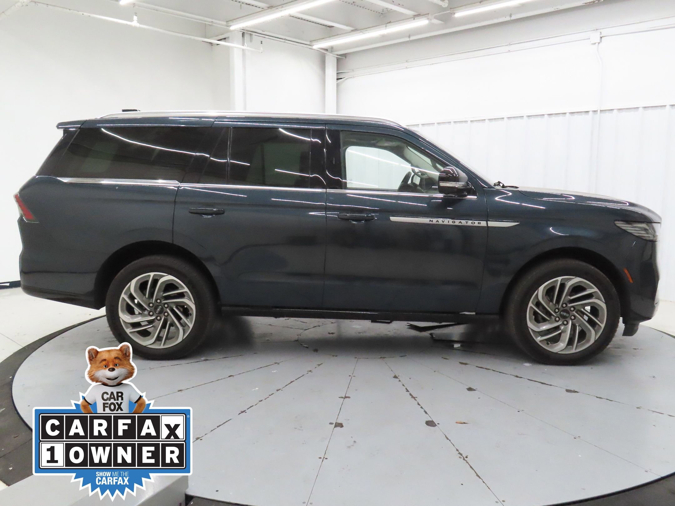 Used 2025 Lincoln Navigator Reserve image 2