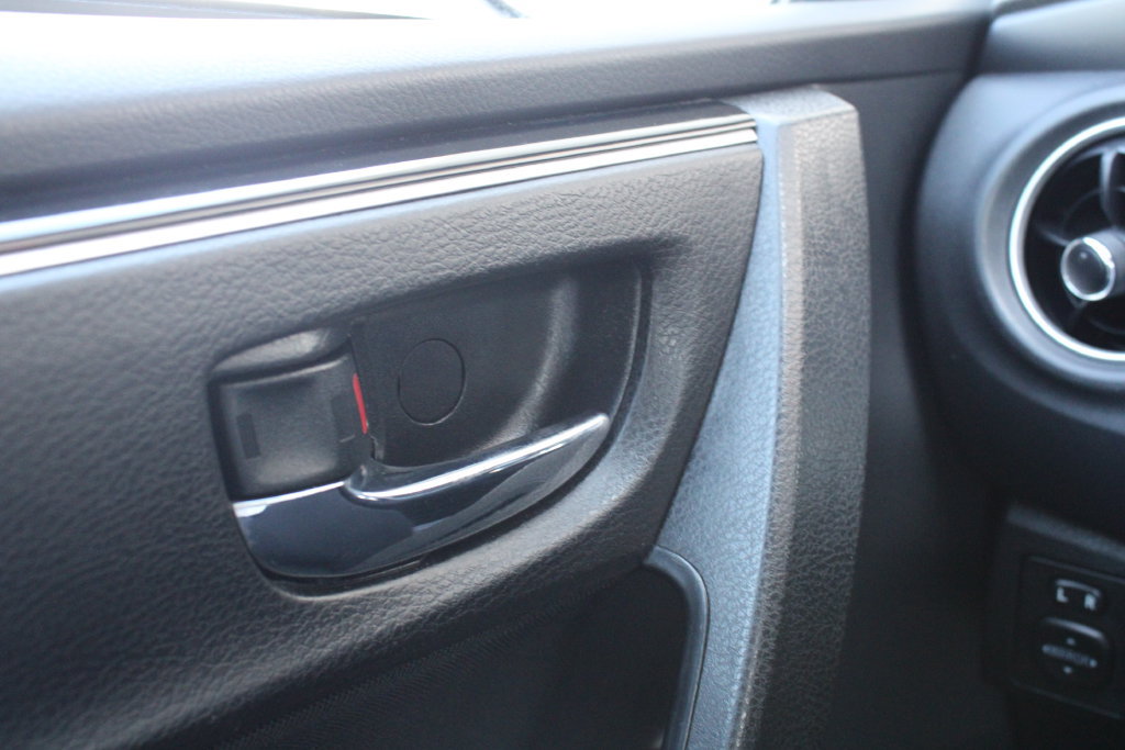 Used 2018 Toyota Corolla LE FWD image 6