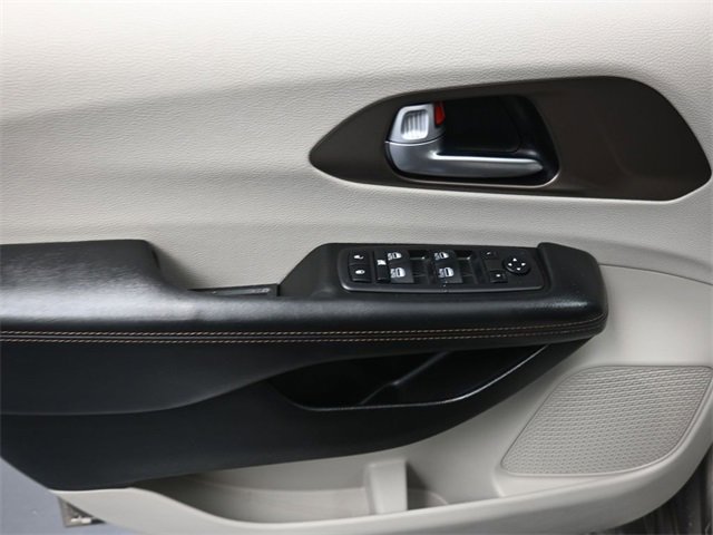 Used 2018 Chrysler Pacifica Touring-L Plus w/ Tire & Wheel Group image 13