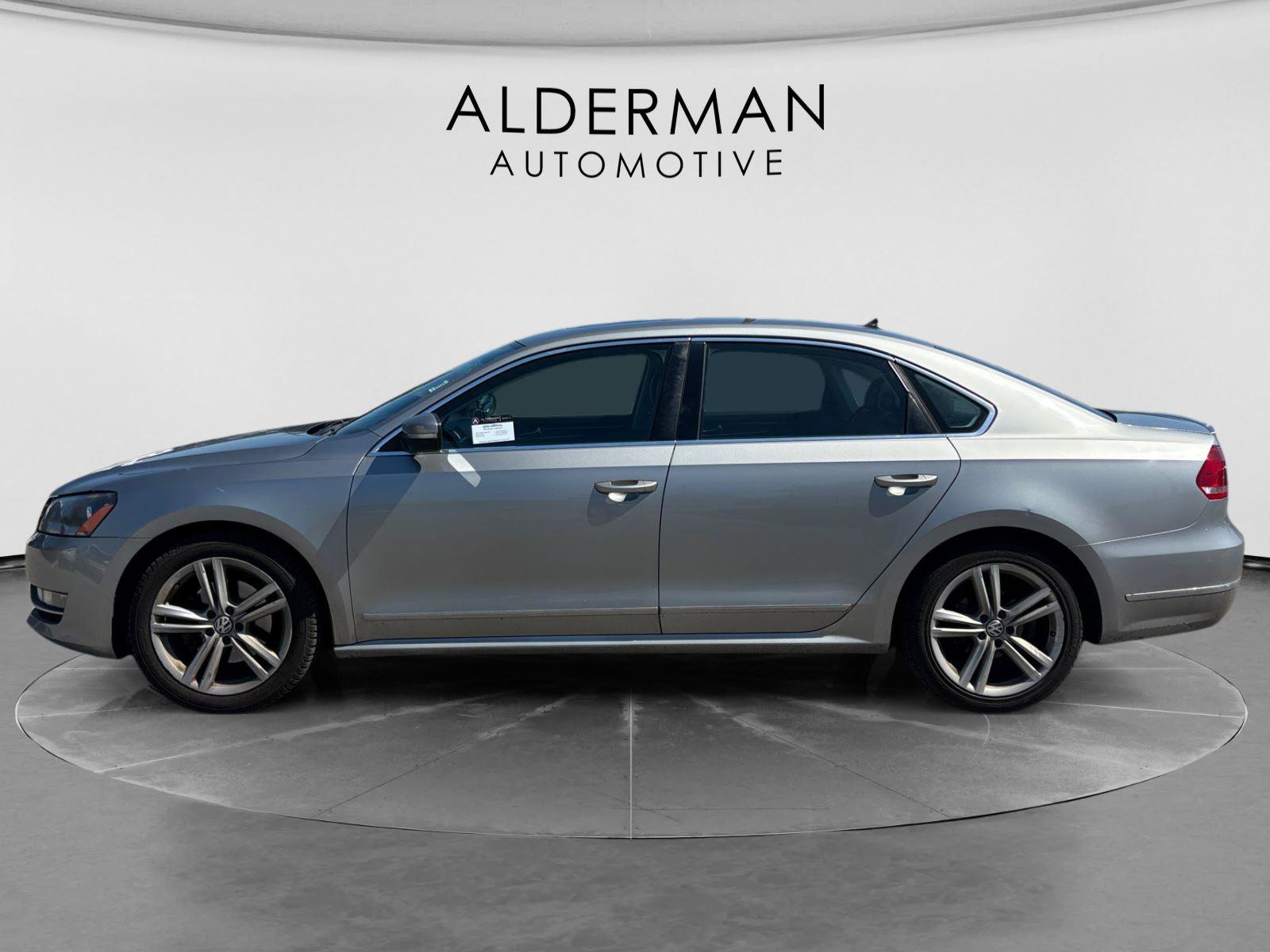 Used 2014 Volkswagen Passat TDI SEL Premium FWD image 2