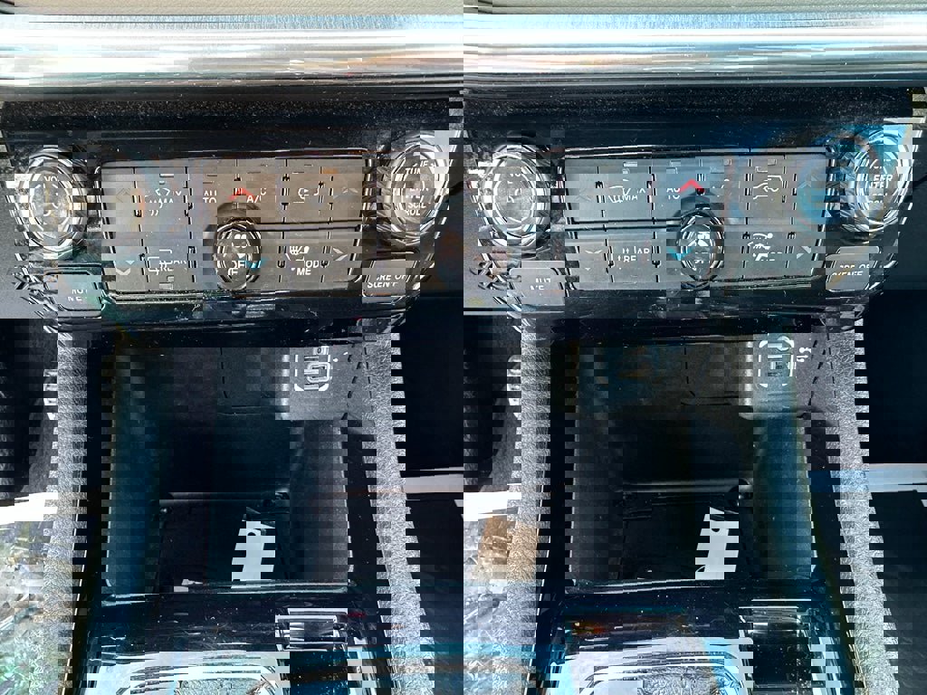 Used 2023 Jeep Compass Limited image 23