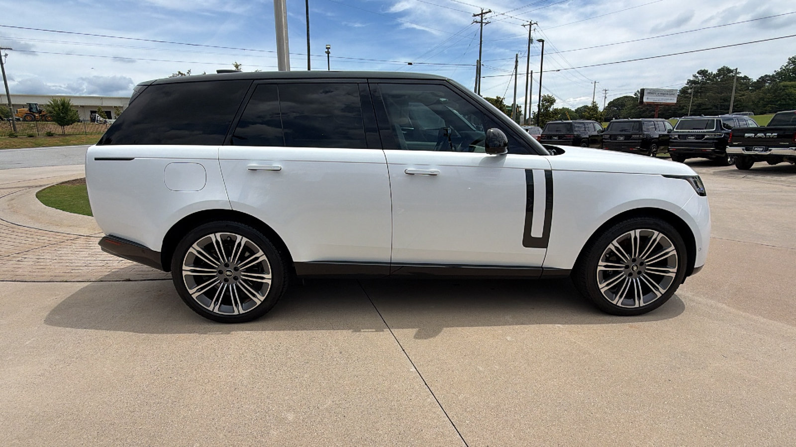 Used 2025 Land Rover Range Rover SE AWD/4WD image 7