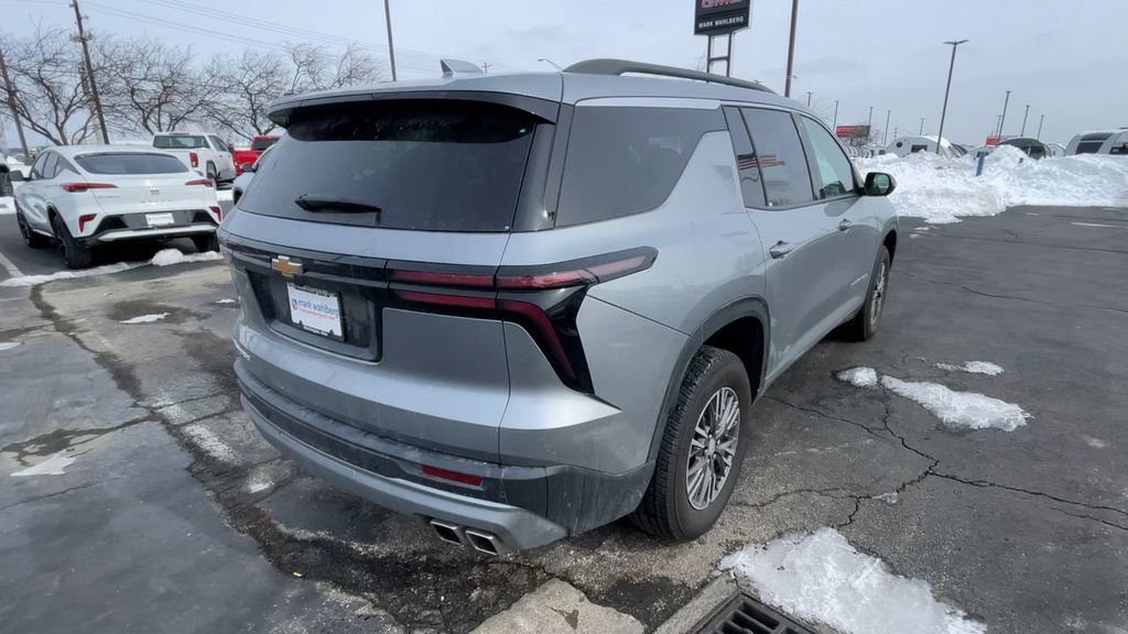 Used 2025 Chevrolet Traverse LT FWD image 9
