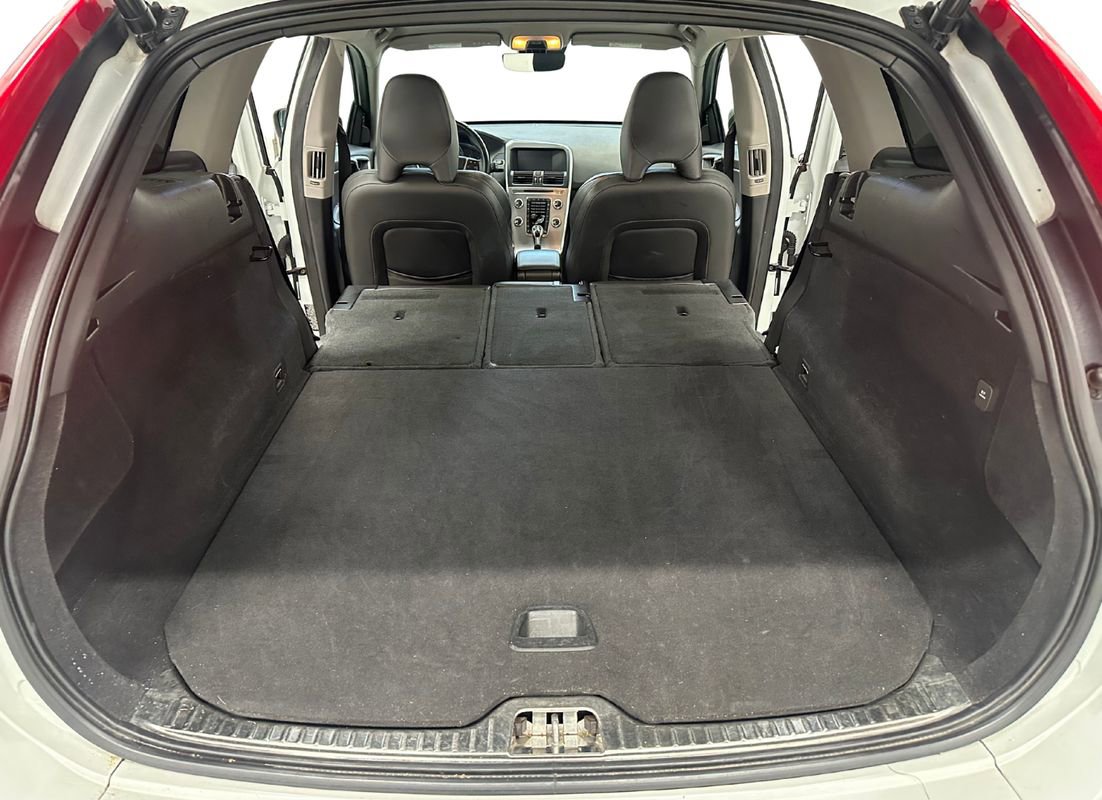 Used 2017 Volvo XC60 T6 Dynamic w/ Preferred Option Package image 13