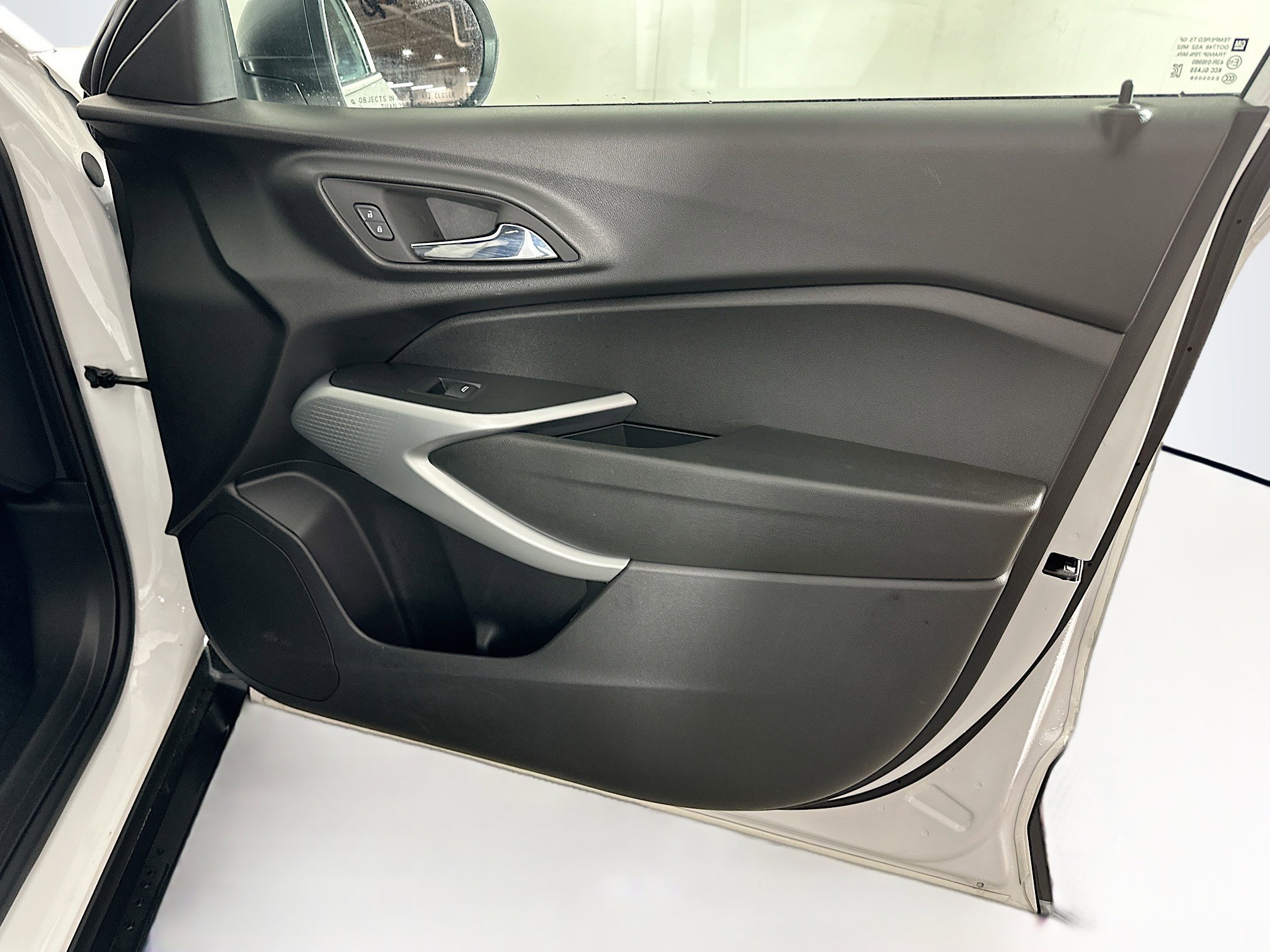 Used 2025 Chevrolet Trax LS image 30