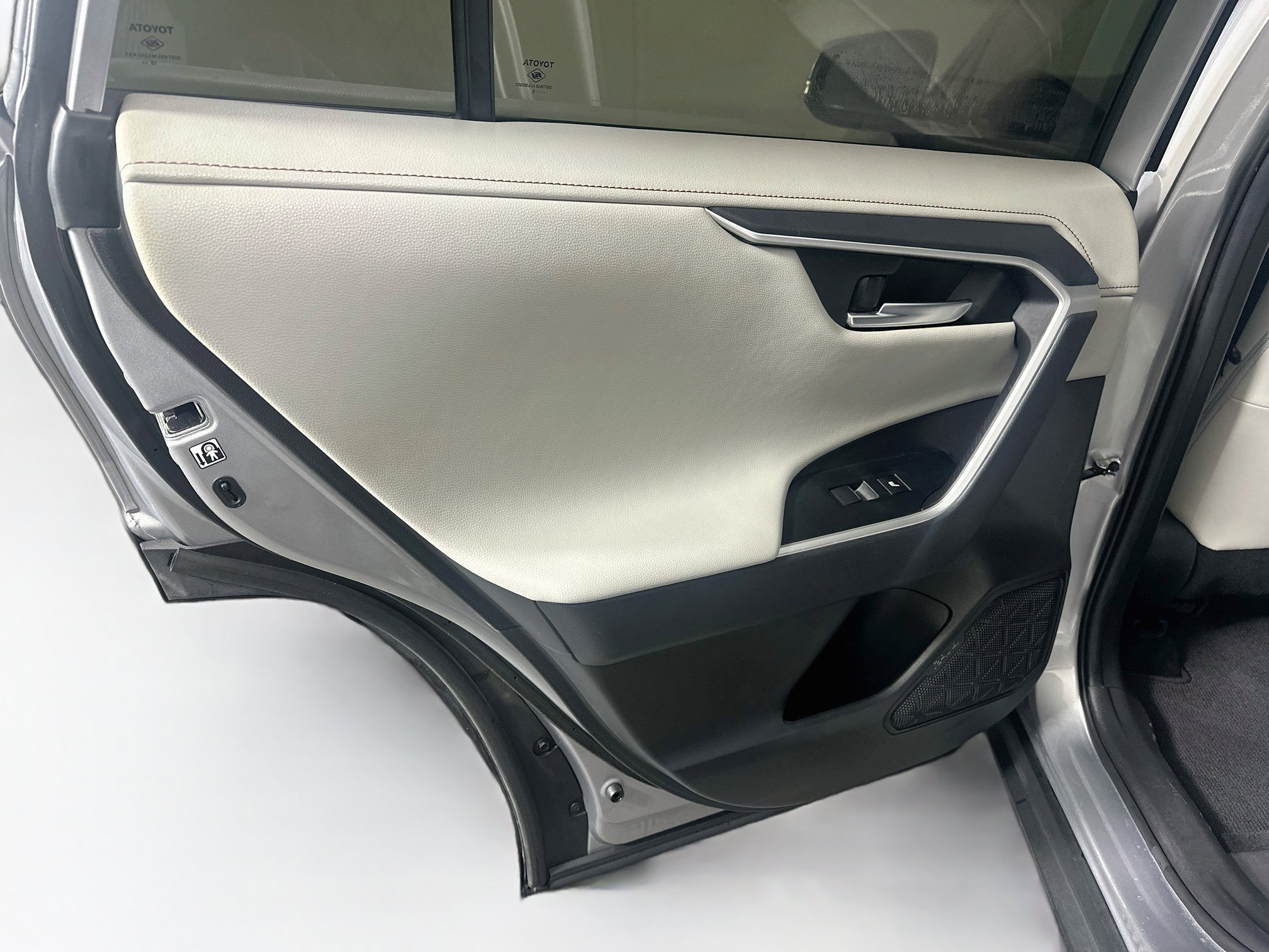 Used 2019 Toyota RAV4 Limited w/ Cold Weather Package FWD image 28