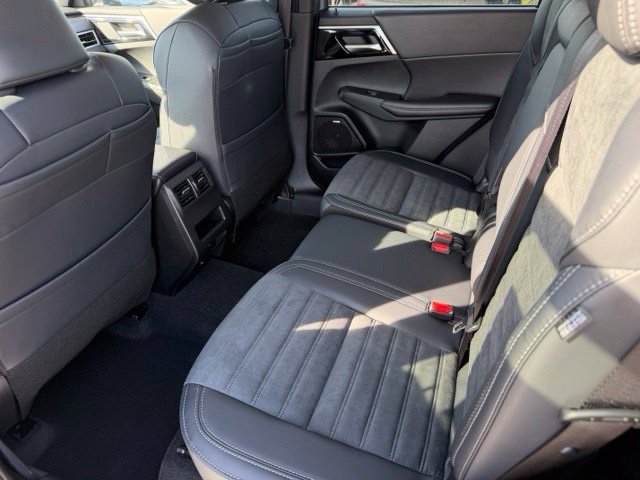 New 2026 Mitsubishi Outlander SE FWD image 11