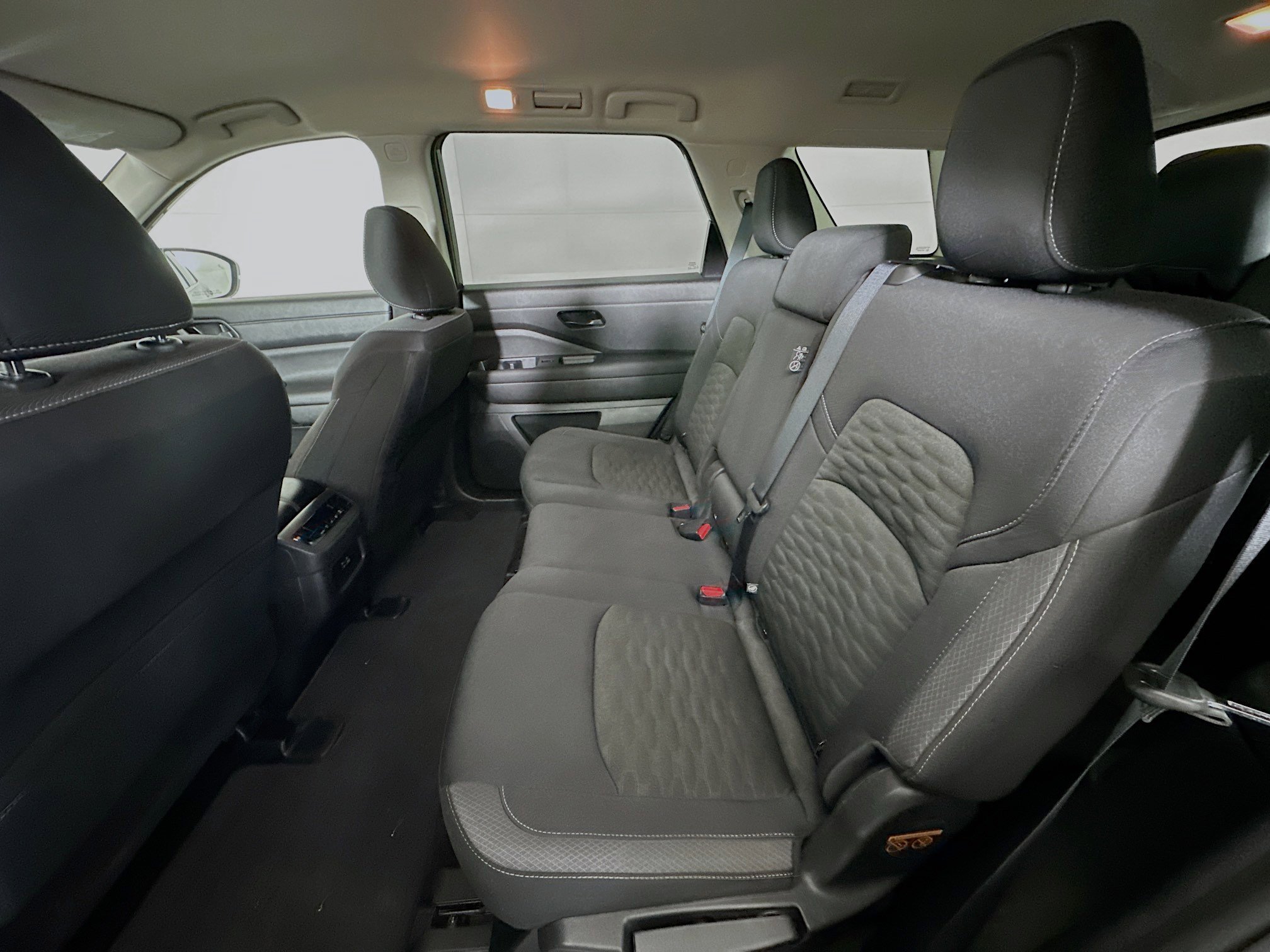 Used 2025 Nissan Pathfinder SV image 27