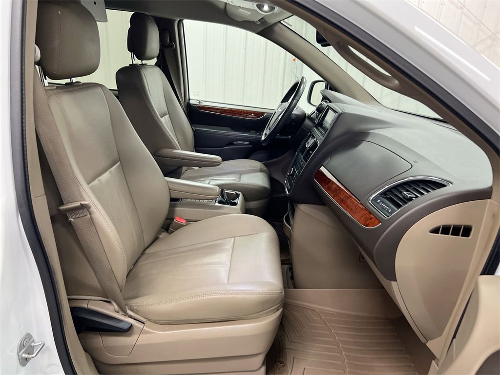 Used 2016 Chrysler Town & Country Touring image 21