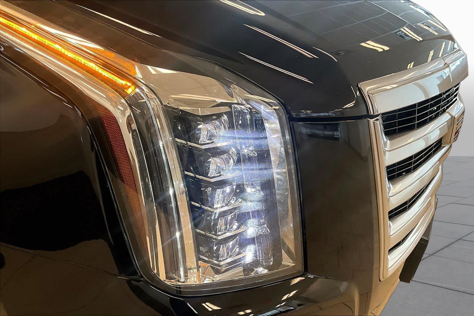 Used 2019 Cadillac Escalade Luxury AWD/4WD image 25