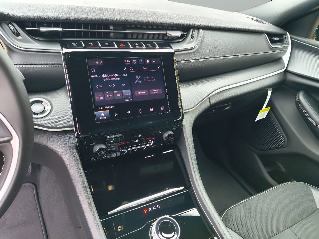 New 2025 Jeep Grand Cherokee Altitude image 21