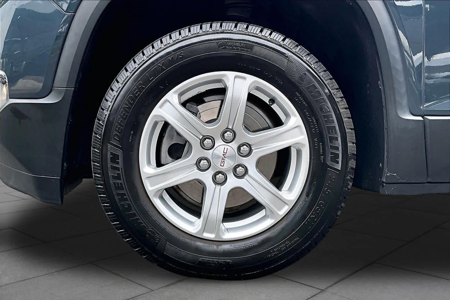 Used 2019 GMC Acadia SLE FWD image 11