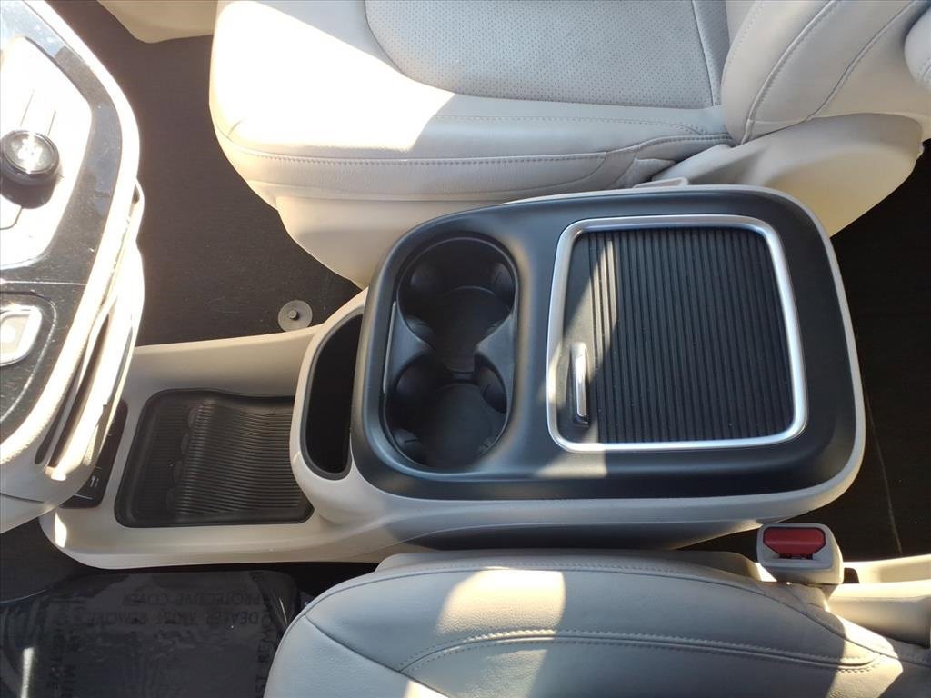 Used 2021 Chrysler Pacifica Touring-L image 14