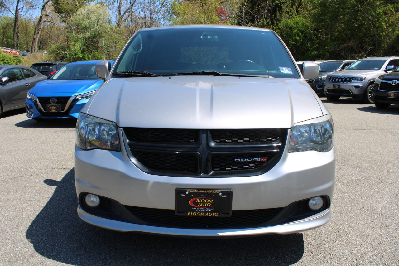 Used 2017 Dodge Grand Caravan SXT w/ Blacktop Package FWD image 3
