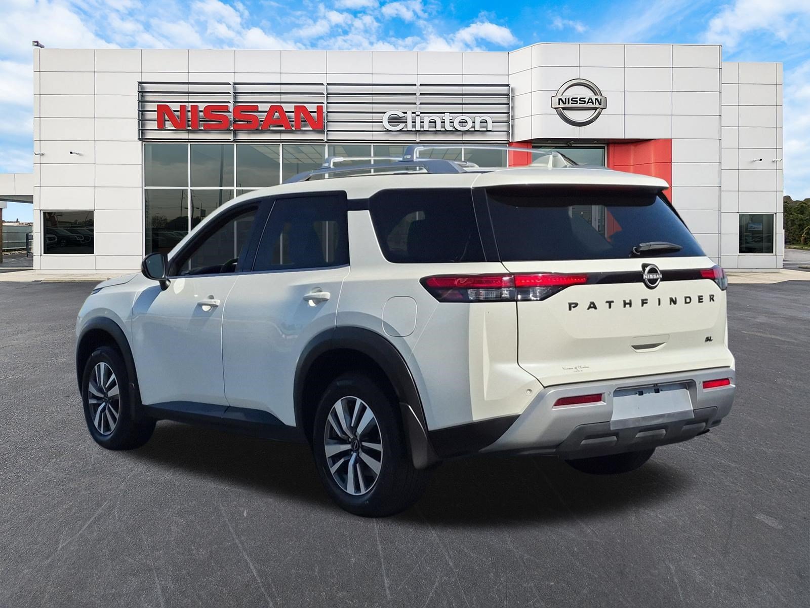 Used 2023 Nissan Pathfinder SL w/ Lighting Package (N92) FWD image 5