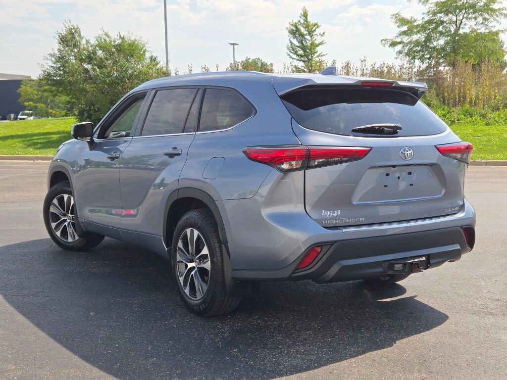 Used 2021 Toyota Highlander XLE AWD/4WD image 14