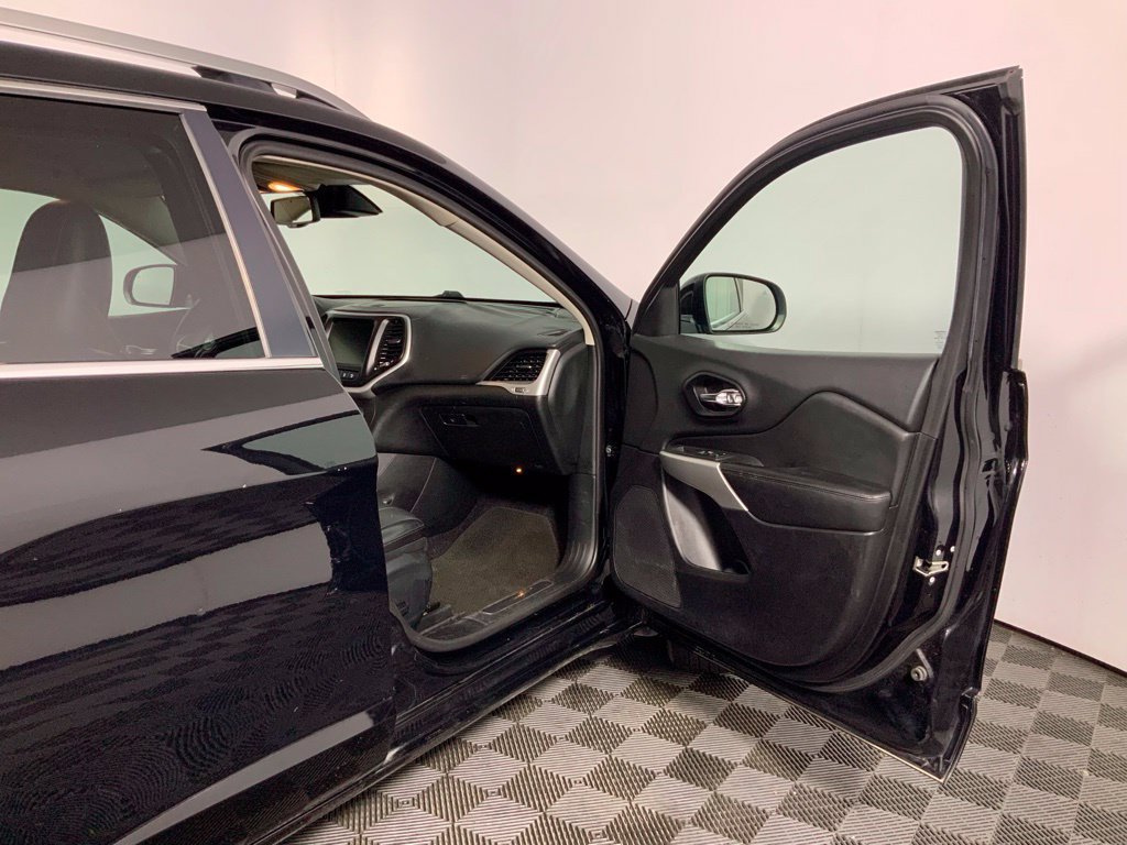 Used 2018 Jeep Cherokee Overland w/ Technology Group AWD/4WD image 30