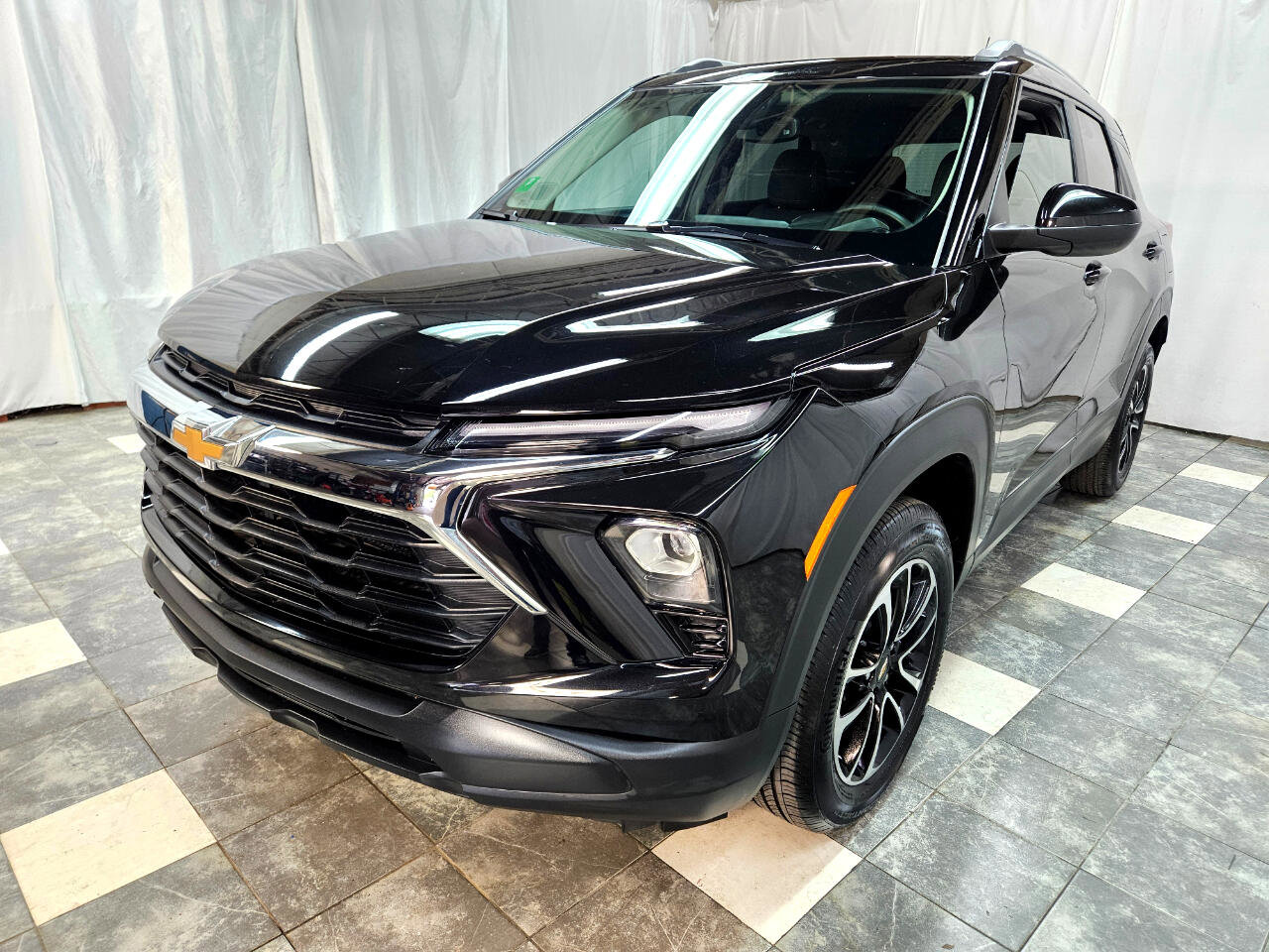 Used 2025 Chevrolet TrailBlazer LT w/ Convenience Package image 2