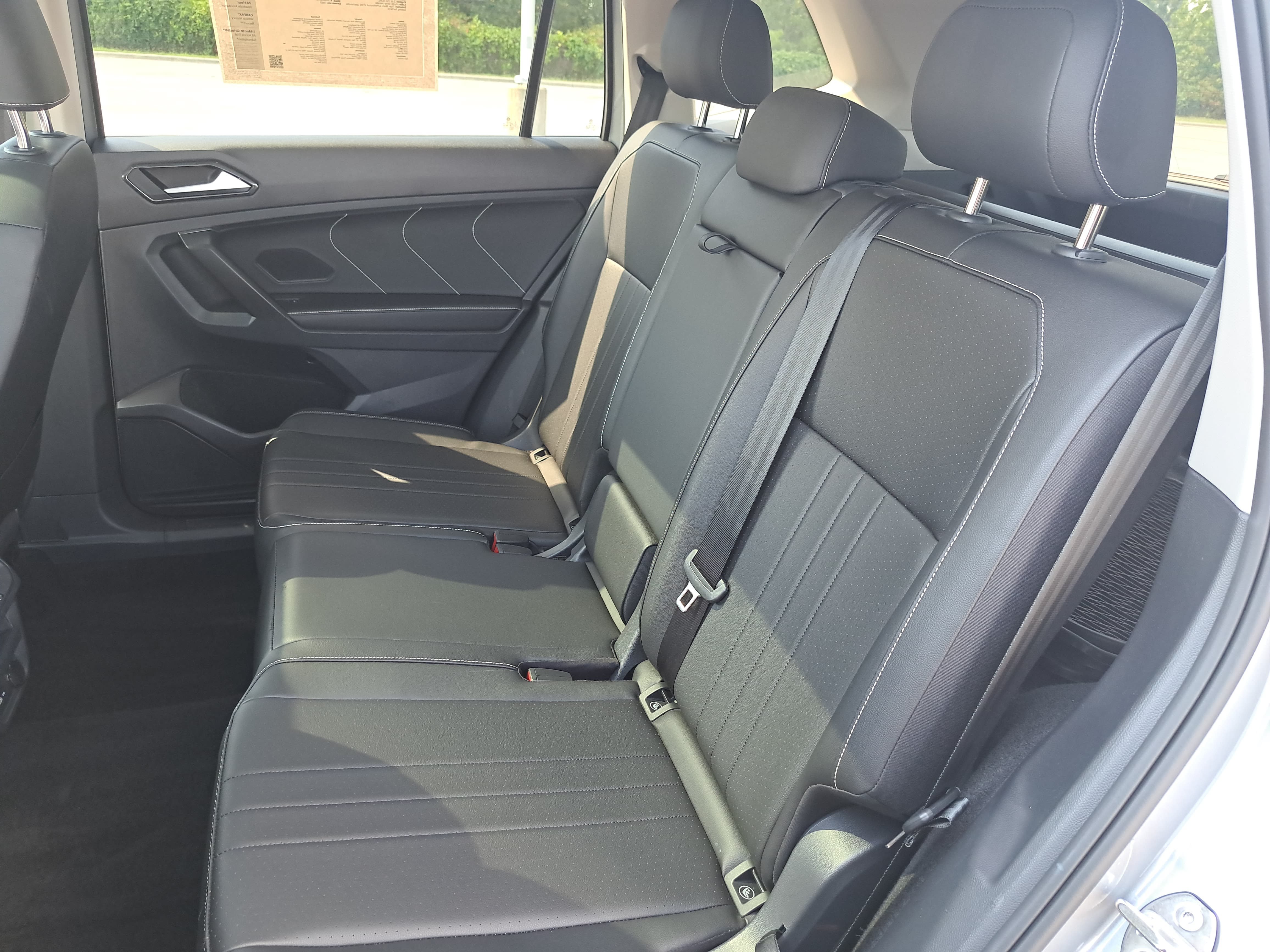 Certified 2023 Volkswagen Tiguan SE w/ Panoramic Sunroof Package AWD/4WD image 14
