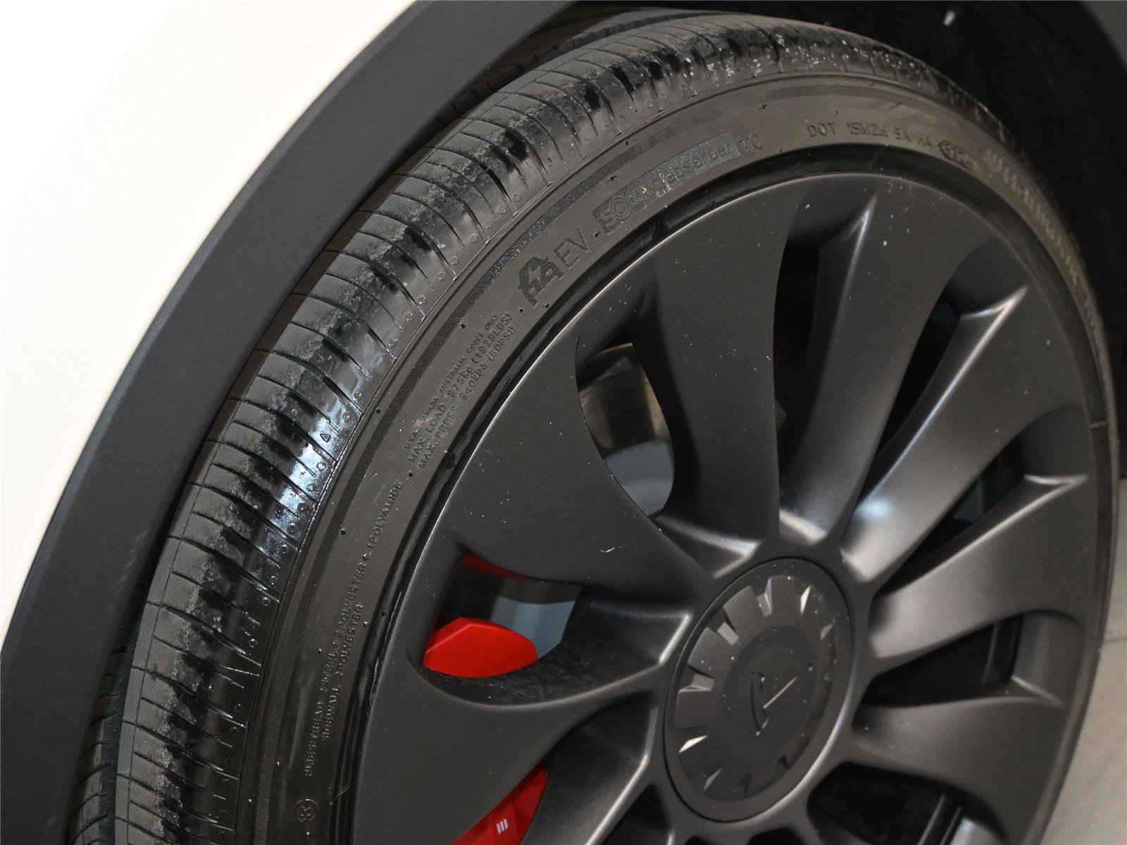 Used 2025 Tesla Model Y Performance image 12