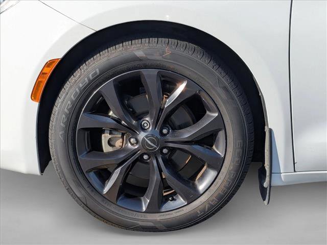 Used 2018 Chrysler Pacifica Touring-L Plus w/ S Appearance Package image 27