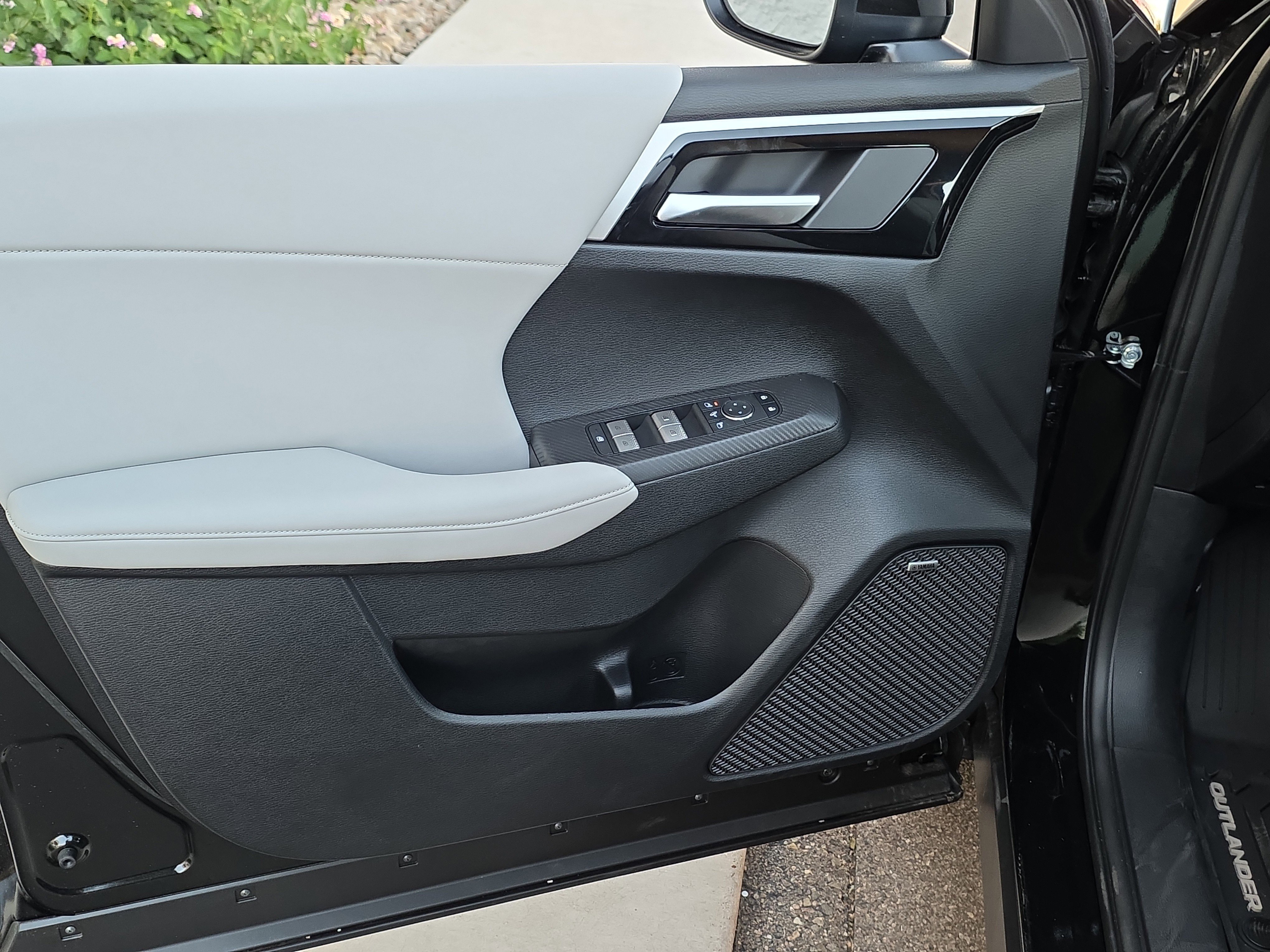 New 2026 Mitsubishi Outlander SE image 9