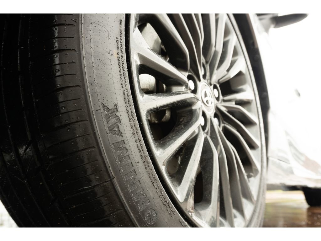 Used 2020 Toyota Avalon XSE image 9