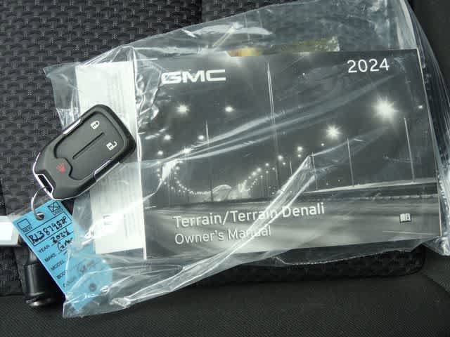 Used 2024 GMC Terrain SLE FWD image 30
